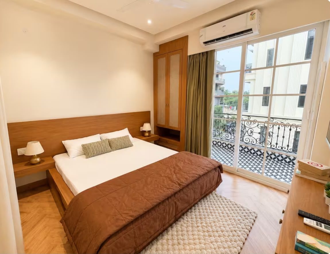 Bedroom opening onto a balcony